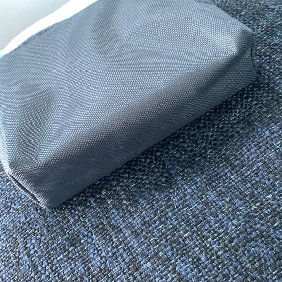 Small Tumi zip top - Picture 4 of 10